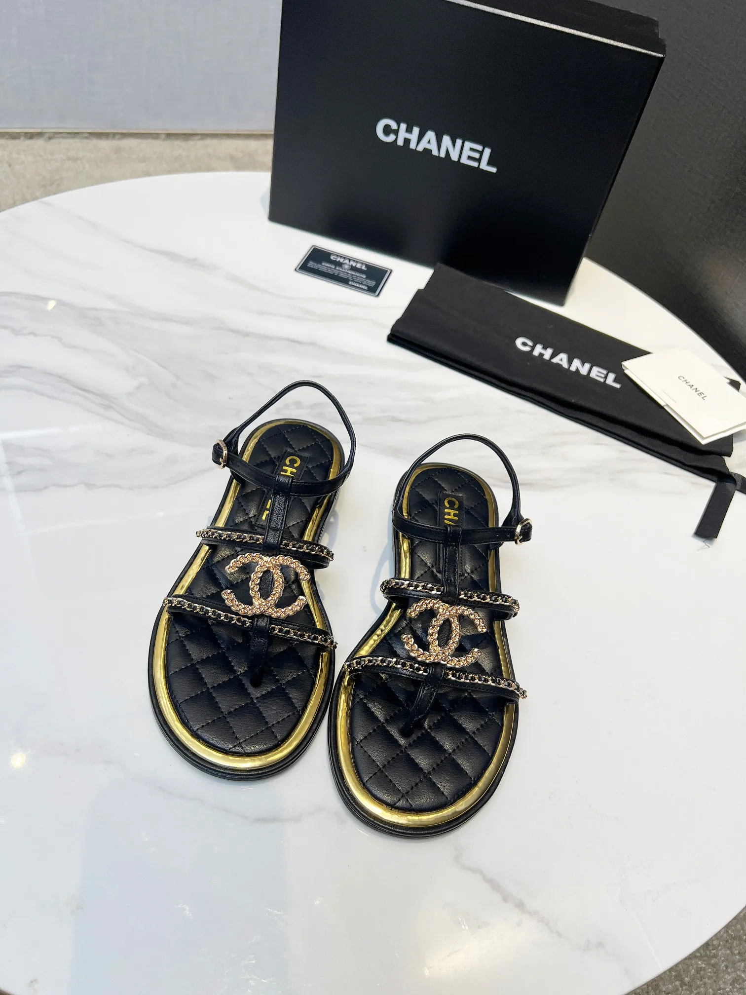 👟👟Ex-factory price 520👟👟 CHANEL2025 Xiaoxiang new classic flip-flop sandals, unique double-layer welt craftsmanship, 👡 👄Original 1:1 molded logo🧡Exudes lasting charm Xiaoxiang sandals👡Vivid intellectual elegance👥Bring out the unique beauty of women👩‍🦰 Fabric: Sheepskin Lining: Imported sheepskin , Outsole: Rubber outsole (leather outsole) Color: black/apricot/white, code number: 35-40 (41-41 customized, non-refundable and non-exchangeable)